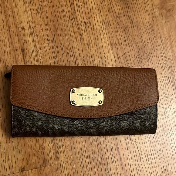 Michael Kors Handbags - EUC Michael Kors Snap Wallet